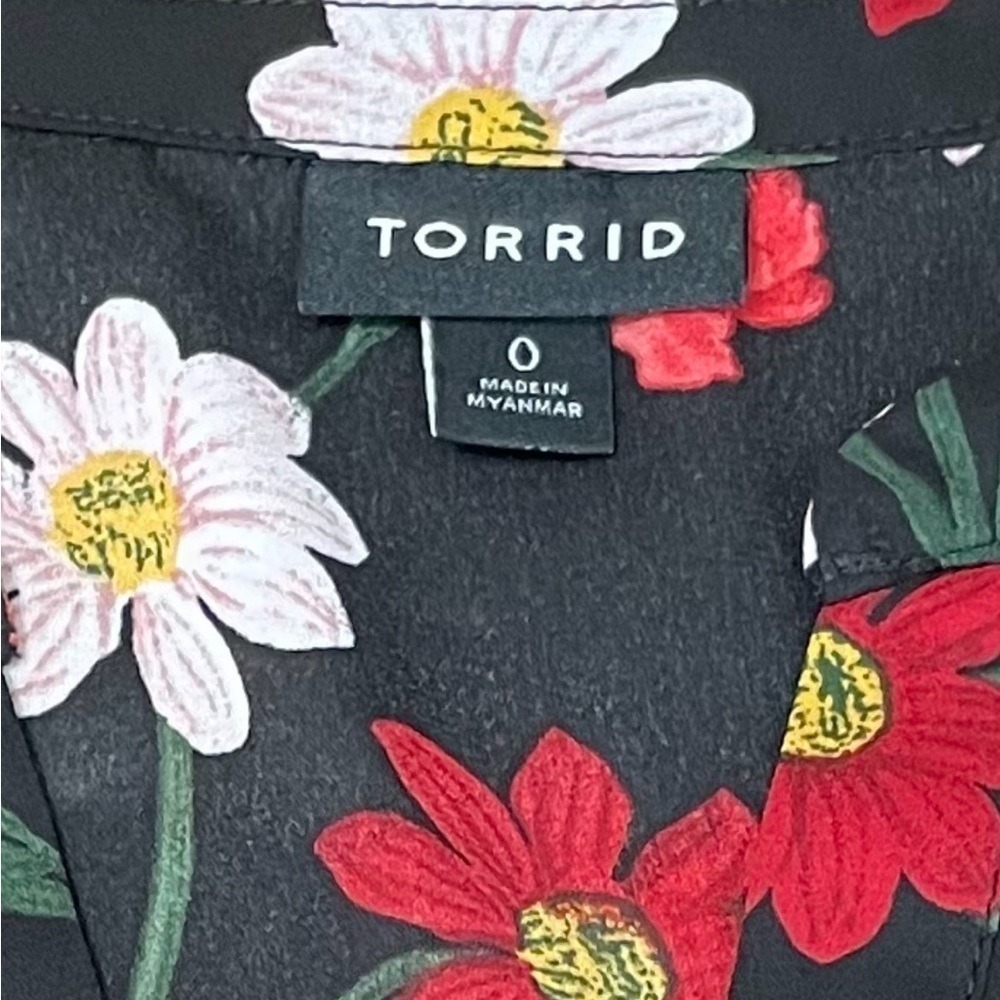 Torrid Floral V-Neck Blouse Size L Black Red White Short Sleeve High-Low Top - Picture 9 of 10